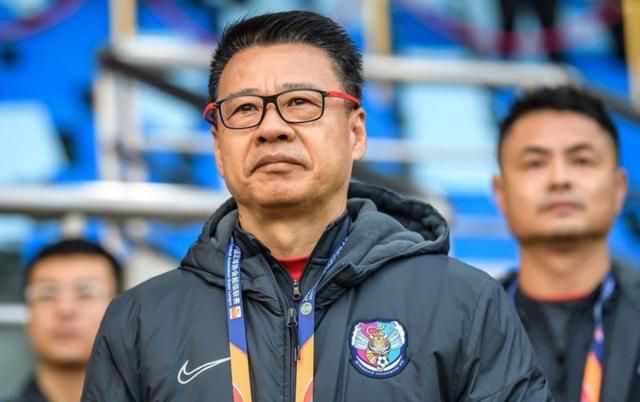 对此，皇马希望抢占先机，俱乐部想重复2014年曾被用于签下克罗斯的战略，当时后者的合同会在2015年到期，并且拒绝续约，最终拜仁同意以2500万欧的转会费将他出售至皇马。